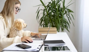 Девушка за ноутбуком.