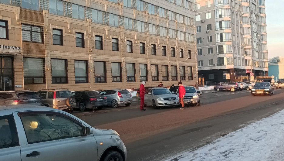 Две иномарки не поделили парковку возле мэрии Барнаула и устроили ДТП 