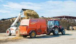 Сельхозтехника, погрузка сена.
