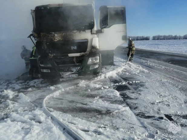 Фура со стройматериалами загорела на трассе Рубцовск-Барнаул