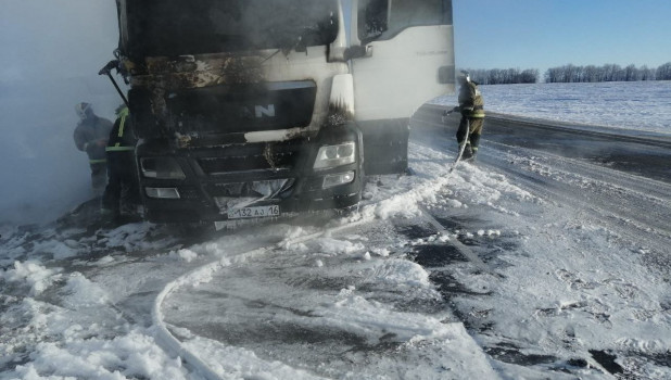 Фура со стройматериалами загорела на трассе Рубцовск-Барнаул