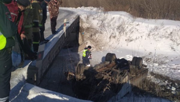 «Газель» упала с моста и опрокинулась на крышу в Алтайском крае