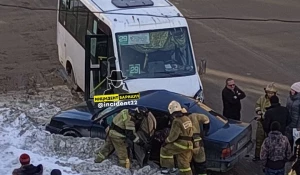 Маршрутка попала в ДТП и прижала легковушку к обочине