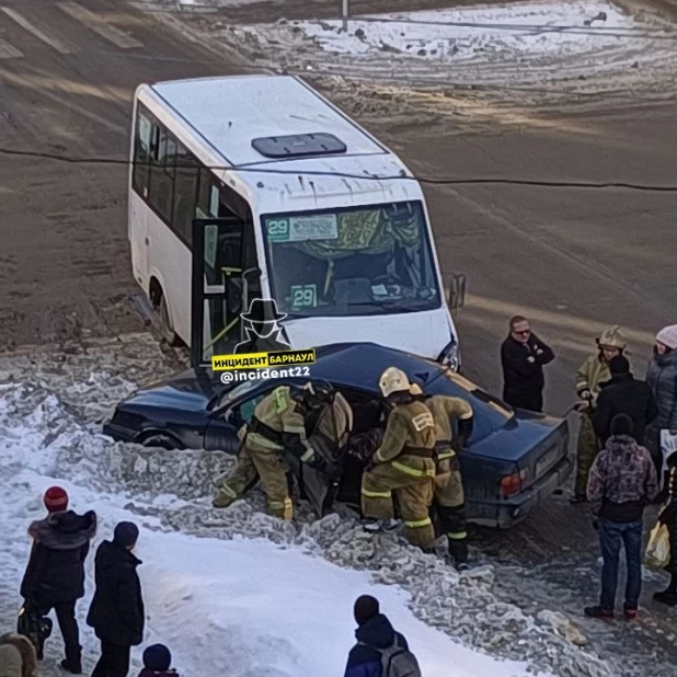 Маршрутка попала в ДТП и прижала легковушку к обочине