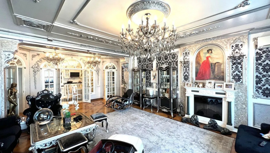 Затейливую четырешку в стиле барокко продают за 140 млн рублей в Москве

