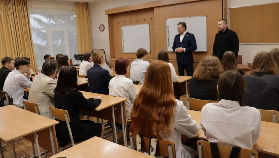 Встреча Александра Терентьева и бойца СВО со школьниками.  

