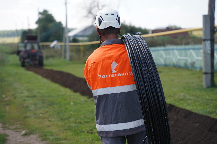 Сотрудники компании Ростелеком строят линии оптоволоконной связи.