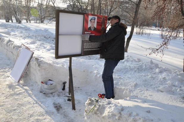 Сотрудники Фонда В.А. Шаманова «Защитники Отечества» восстановили  планшеты воинов-десантников на Аллее 6-й роты в Барнауле.
