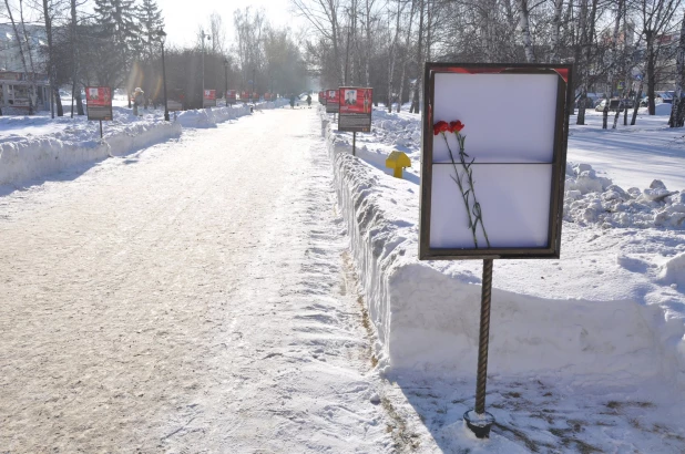 Сотрудники Фонда В.А. Шаманова «Защитники Отечества» восстановили  планшеты воинов-десантников на Аллее 6-й роты в Барнауле.
