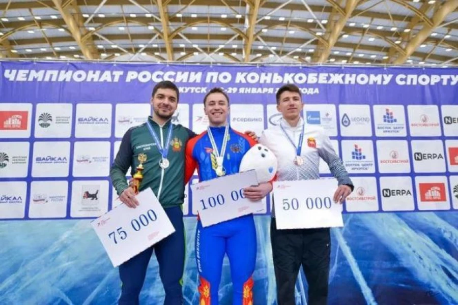Алтайский конькобежец Виктор Муштаков — в центре.
