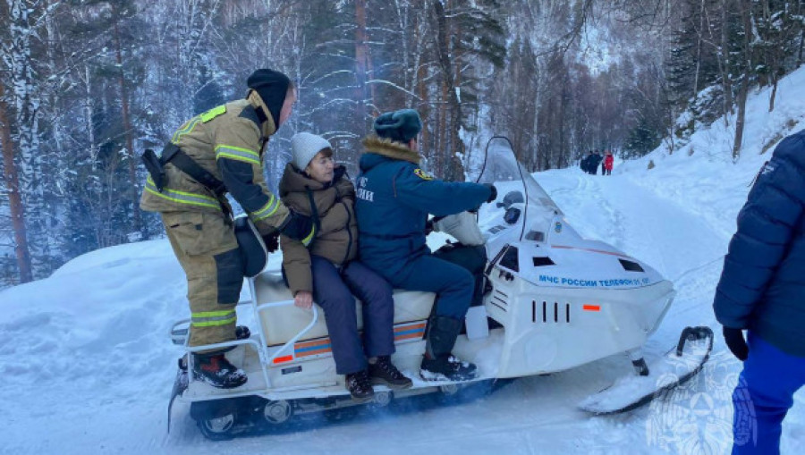 Алтайские спасатели эвакуировали пенсионерку со сломанной ногой в горах.