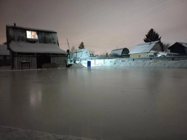 Барнаулец устроил каток на огороде.