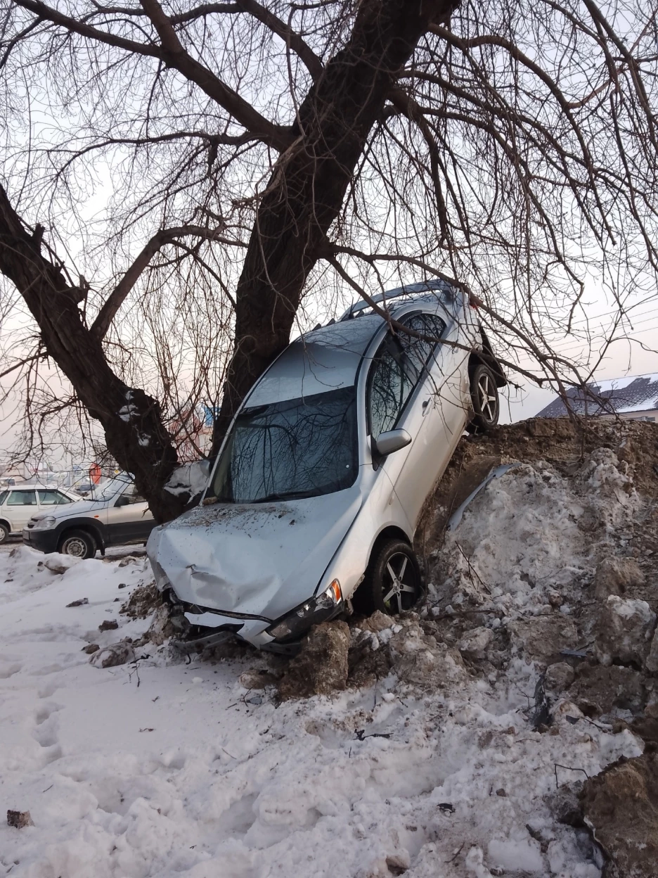 Легковушку закинуло на гору снега в результате ДТП