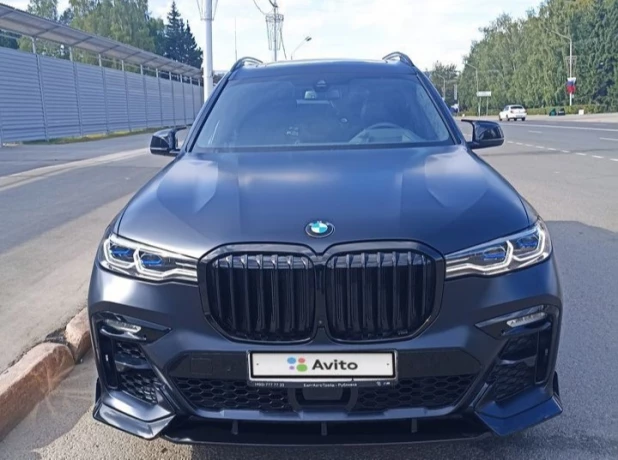 BMW X7.