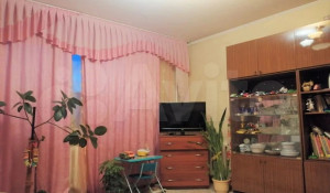 Уютную двушку продают за 4,3 млн рублей на ул. Островского, 10 в Барнауле.