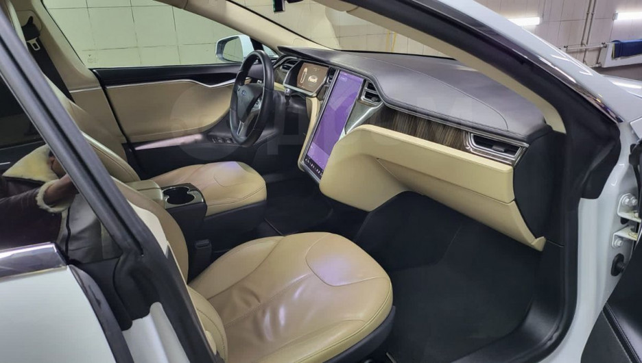 Tesla Model S 2013 года выпуска за 3,1 млн рублей