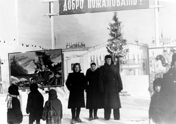 Елка у клуба завода "Трансмаш", фото 1955 года.