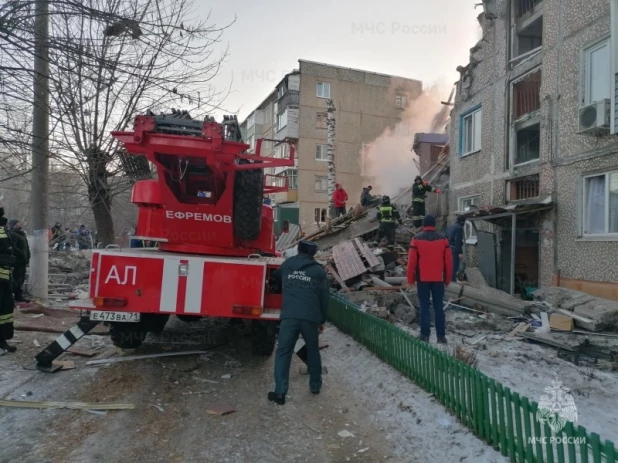 Обрушился подъезд при взрыве газа.