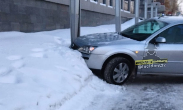 В Барнауле автомобиль влетел в сугроб на тротуаре.