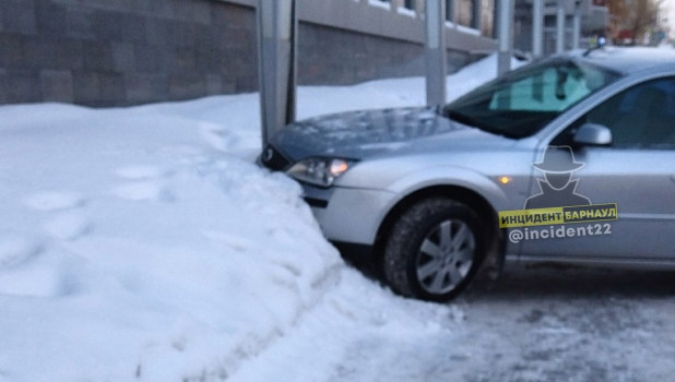 В Барнауле автомобиль влетел в сугроб на тротуаре.
