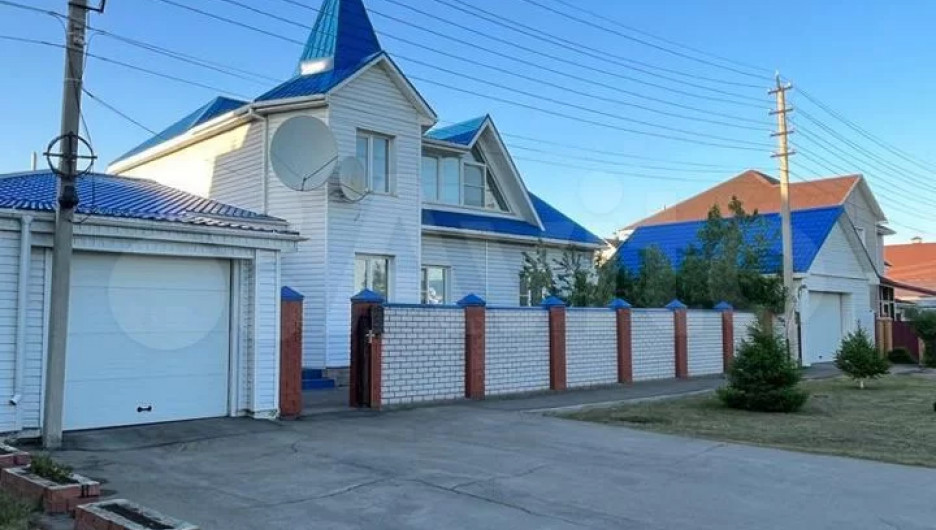 Сказочный теремок с голубой крышей продают за 14,9 млн рублей в Барнауле