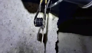 Житель алтайского микрорайона спустил включенный кипятильник в трубу и сломал сантехнику

