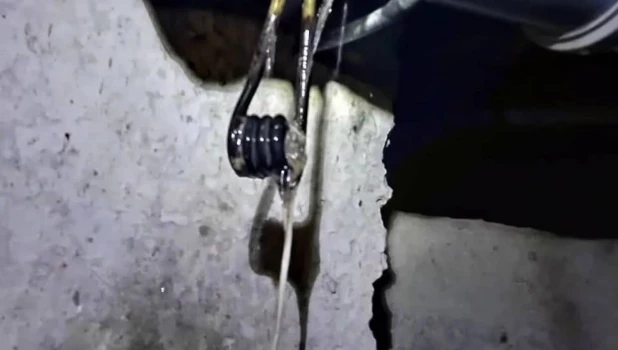 Житель алтайского микрорайона спустил включенный кипятильник в трубу и сломал сантехнику

