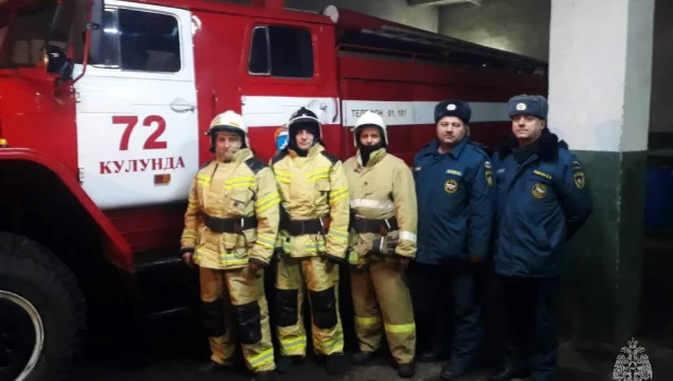 Алтайские пожарные спасли двоих детей из горящего дома