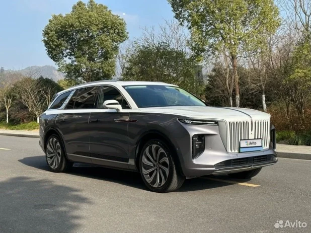 Hongqi E-HS9 2022 года выпуска за 8,2 млн рублей