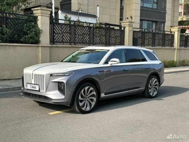 Hongqi E-HS9 2022 года выпуска за 8,2 млн рублей