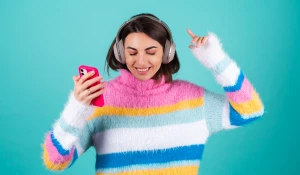 Девушка слушает музыку со смартфона.