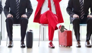 Мужчины в костюмах.