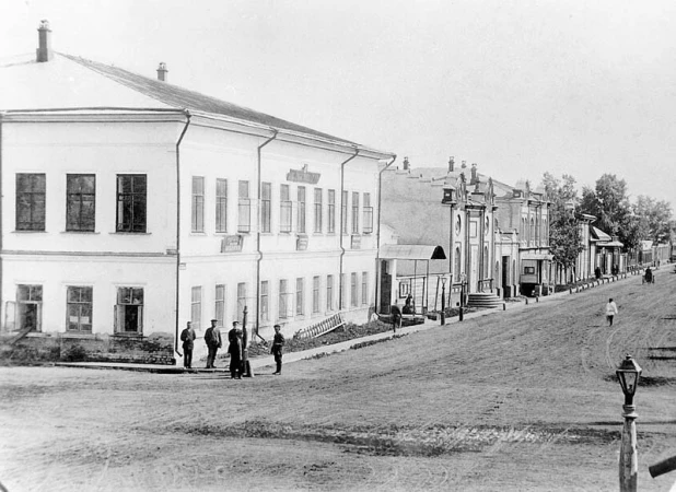 Городская общественная библиотека (ныне краевая), располагалась на углу Московского проспекта и Большой Тобольской улице.