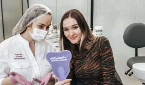 Рыкова Елена Николаевна с пациенткой.