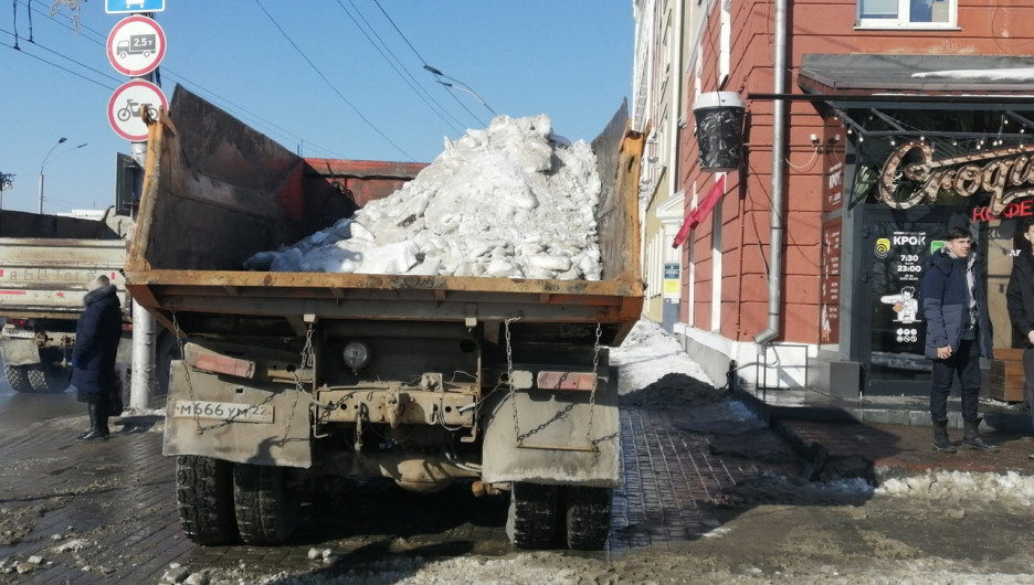 Грузовиками и ковшами. Как чистят тротуары от снега в Барнауле 
