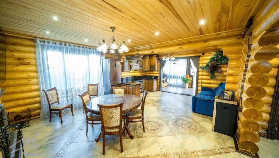 Замечательный коттедж, построенный полностью из дерева, продают за 24 млн рублей в Барнауле

