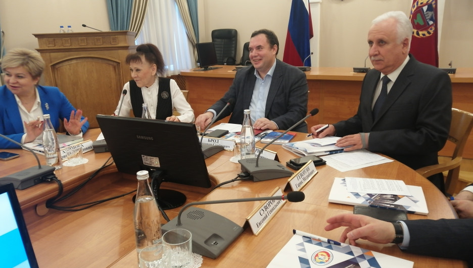 Известный правозащитник прилетел в Барнаул и обсудил выборы губернатора с общественниками и чиновниками