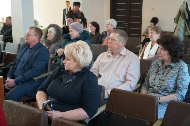 Александр Романенко провел личный прием граждан в Локтевском районе.