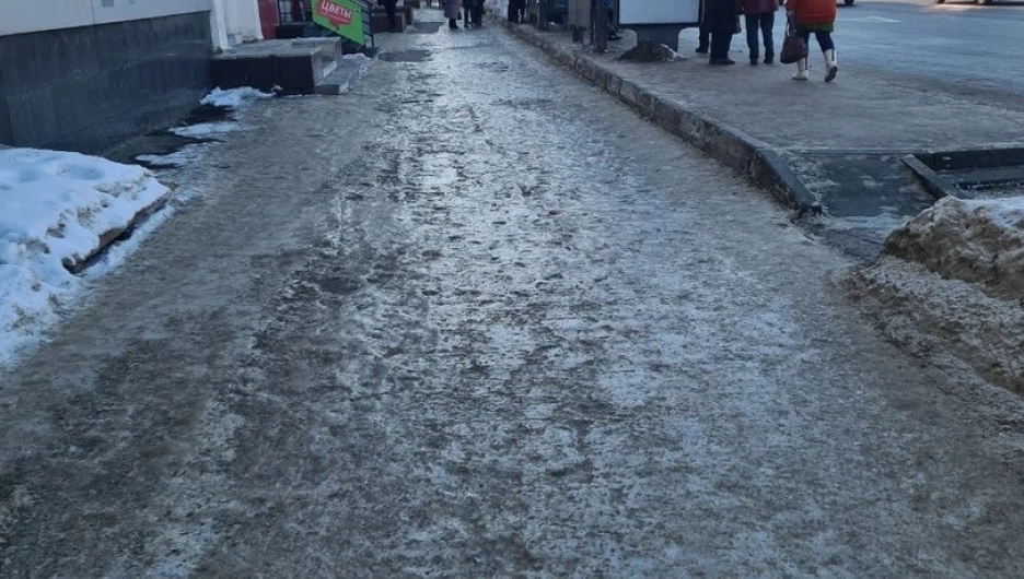 Мэрия рапортует: усилится контроль за очисткой кровель и тротуаров от наледи в Барнауле