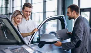 Парень и девушка покупают автомобиль.