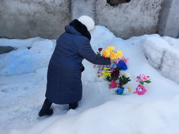 Импровизированный мемориал погибшей девочке