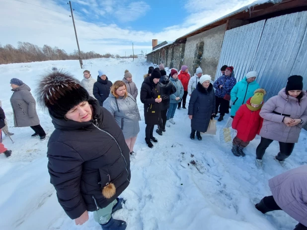 Импровизированный мемориал погибшей девочке