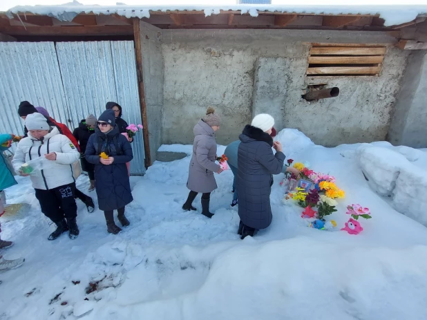 Импровизированный мемориал погибшей девочке