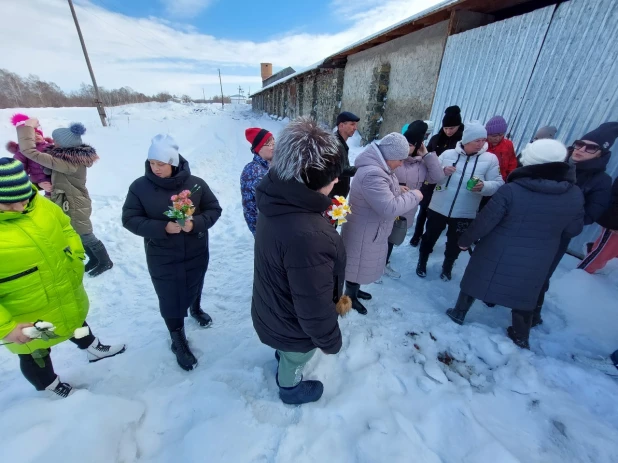 Импровизированный мемориал погибшей девочке