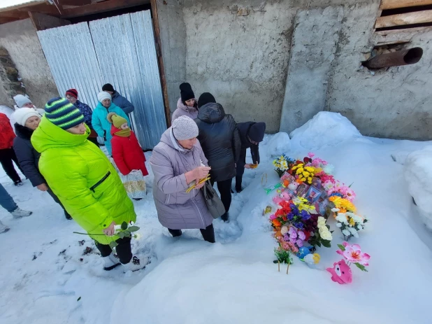 Импровизированный мемориал погибшей девочке