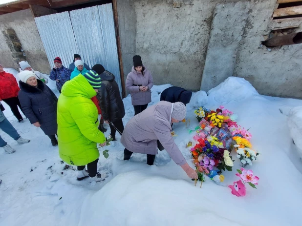 Импровизированный мемориал погибшей девочке