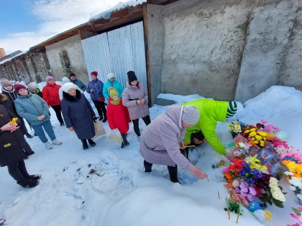 Импровизированный мемориал погибшей девочке