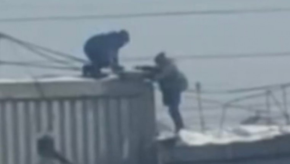 В Барнауле школьники бегают по крышам многоэтажек, перепрыгивая с одной на другую
