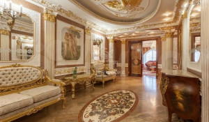 Царскую квартиру в золоте и серебре продают за 440 млн рублей в Москве