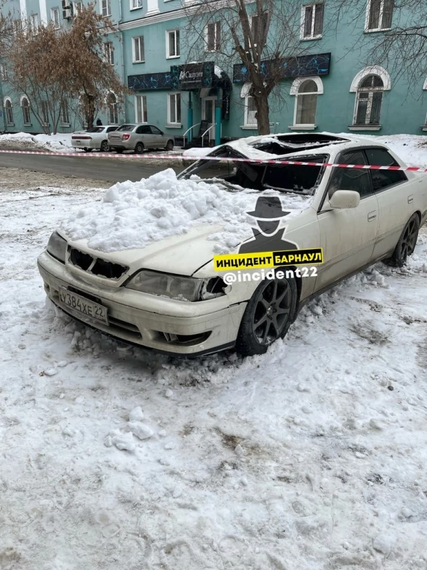 Снег повредил иномарку.